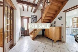 Detached Country House with Landscaped Gardens Detached Country House with Landscaped Gardens