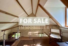 Detached Country House with Landscaped Garden