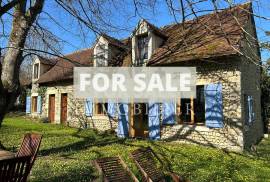 Detached Country House with Landscaped Garden
