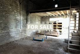 Large Garage in Nice Location