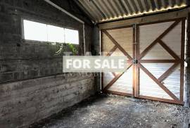 Large Garage in Nice Location