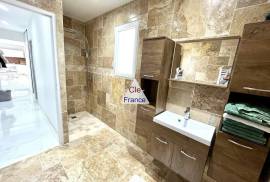 Detached Villa with Annexe Apartment with Garden