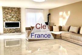 Detached Villa with Annexe Apartment with Garden