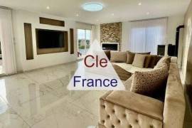 Detached Villa with Annexe Apartment with Garden