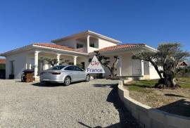 Detached Villa with Annexe Apartment with Garden