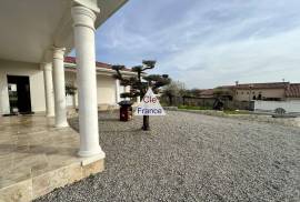 Detached Villa with Annexe Apartment with Garden