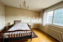 Lovely Town House with Outbuilding in Landscaped Garden