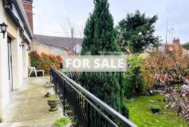 Lovely Town House with Outbuilding in Landscaped Garden