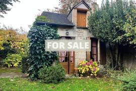 Lovely Town House with Outbuilding in Landscaped Garden
