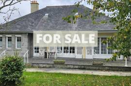 Detached House with Basement and Garden