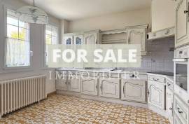 Detached House with Basement and Garden