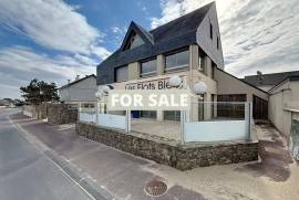 Building with Apartments 50m from the Beach Building with Apartments 50m from the Beach