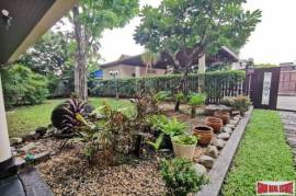 Ultimate Home Office - Large Luxury 5 Bed House with Private Pool Plus Office Building at Bang Chak, Close to BTS Punnawithi