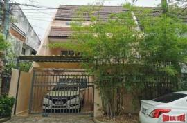 Three Storey Three Bedroom Townhouse for Sale in a Quiet Sukhumvit 39.