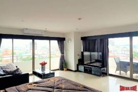 Large 60sq.m Studio with huge Balcony in the heart of Pattaya