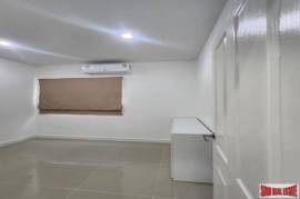 Golden Neo Sathorn - 4 Bedrooms & 3-4 Bathrooms