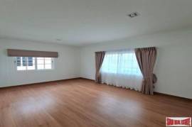 Golden Neo Sathorn - 4 Bedrooms & 3-4 Bathrooms
