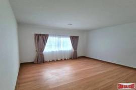 Golden Neo Sathorn - 4 Bedrooms & 3-4 Bathrooms