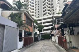Townhouse for Sale with 5 Beds with 355 sqm in Nana ,Bangkok