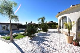 FANTASTISCHE VILLA IM ZENTRUM VON QUESADA