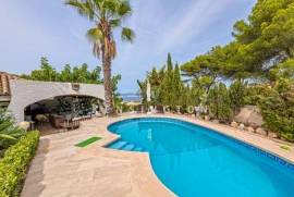 Villa in erster Meereslinie in Cala Blava mit Blick auf die Bucht von Palma, Mallorca