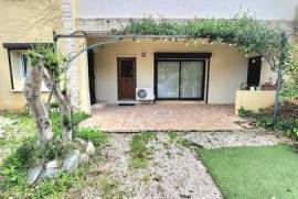 BAS DE DE VILLA / CHATEAU GOMBERT T4 DE 87.40 M² / 2 PLACES DE PARKINGS / TERRASSE / JARDINET