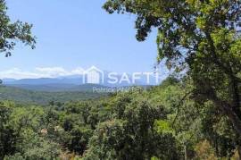Terrain de loisirs en pleine nature, vue sue le Vallespir et le Canigou. Petite construction de 25 m² avec 2 pièces