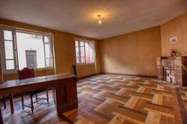 Immeuble de 196 m² idéal pour une rénovation sur mesure, avec garage et cour intérieur