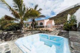 Large finca by the sea with chalet and apartment in the north of Gran Canaria