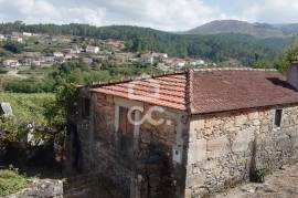Stone house for restoration with good access and views of the village