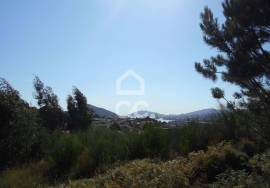 Plot with 950m2 overlooking the river, near the center