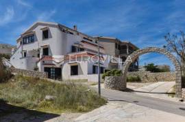 The island of Pag, Pag, a beautiful house with 4 apartments and a garden
