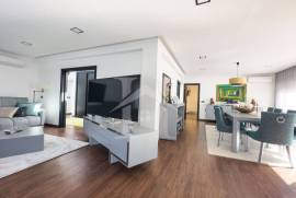 Moradia T3 em Amoreira com piscina e jardim, próximo da praia