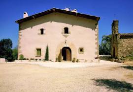 Rustic farmhouse Sant Pau of high standing with 16 hectares of land and apartments with rural tourism activity permit.