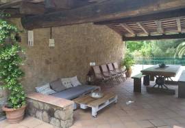 Luxury sixteenth-century farmhouse with a 12th-century Romanesque hermitage in Banyoles (Girona)