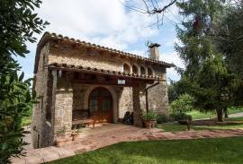 Luxury sixteenth-century farmhouse with a 12th-century Romanesque hermitage in Banyoles (Girona)