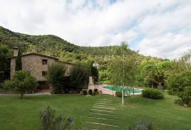 Luxury sixteenth-century farmhouse with a 12th-century Romanesque hermitage in Banyoles (Girona)