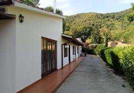 Luxury sixteenth-century farmhouse with a 12th-century Romanesque hermitage in Banyoles (Girona)