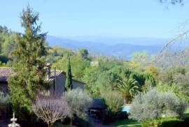 Luxury sixteenth-century farmhouse with a 12th-century Romanesque hermitage in Banyoles (Girona)