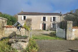 €85000 - Old 5 bedroom house - Proche Ruffec