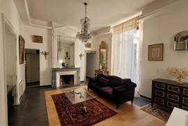Private Mansion In The Historic Center Offering 330 M2 Of Living Space And A 100 M2 Terrace.