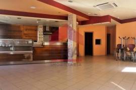 Commercial space for restaurants and drinks in the center of Olho Marinho