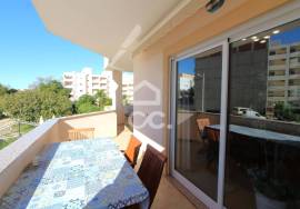 2 bedroom apartment with balcony in a condominium with swimming pool and 2 parking spaces in Armação de Pêra