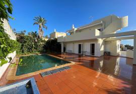 4 Bedroom Villa Located in Albardeira Just a Few Minutes Walk From the Meia Praia Beach