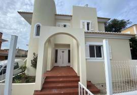 4 Bedroom Villa Located in Albardeira Just a Few Minutes Walk From the Meia Praia Beach