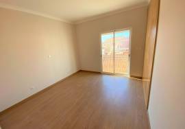2 Bedroom Apartment with Sea View Only a short Walk from the City Walls