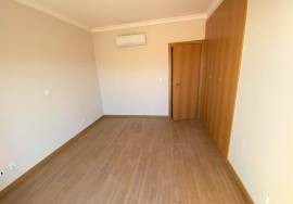 2 Bedroom Apartment with Sea View Only a short Walk from the City Walls