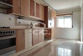 4 bedroom apartment in Santa Marta do Pinhal, 1 step from the train.
