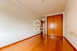 4 bedroom apartment in Santa Marta do Pinhal, 1 step from the train.