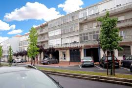 Warehouse with 2165m2 - Damaia (Alfragide - Benfica - Amadora)